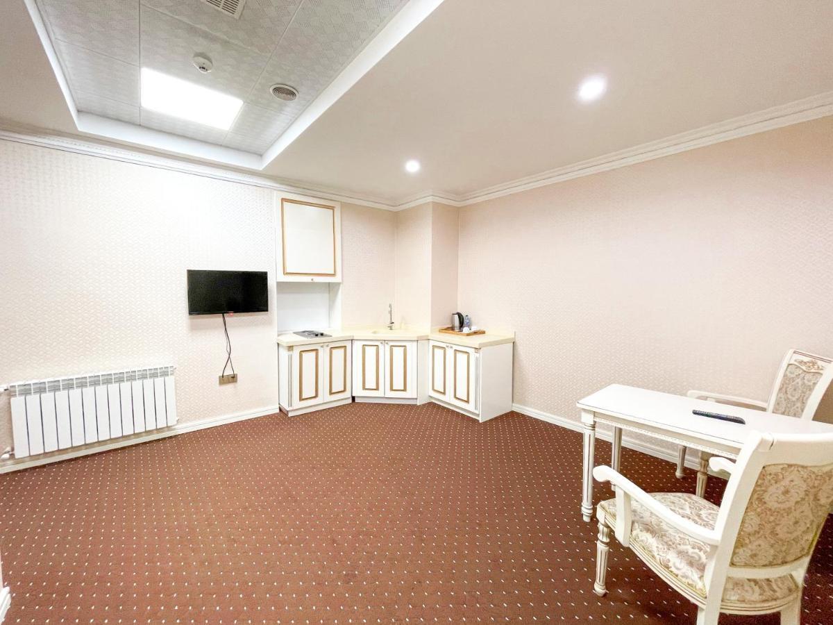 Premier Palace Baku Exterior photo A room in the hotel